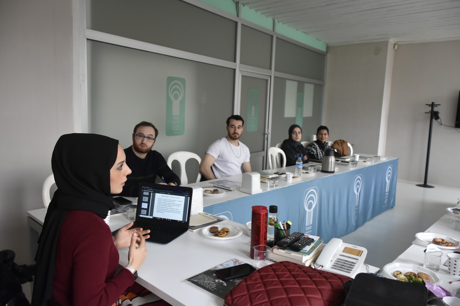 Psikolog Beyza Türkmen TDED seminer sunumu — katılımcılarla masa başı çalışma