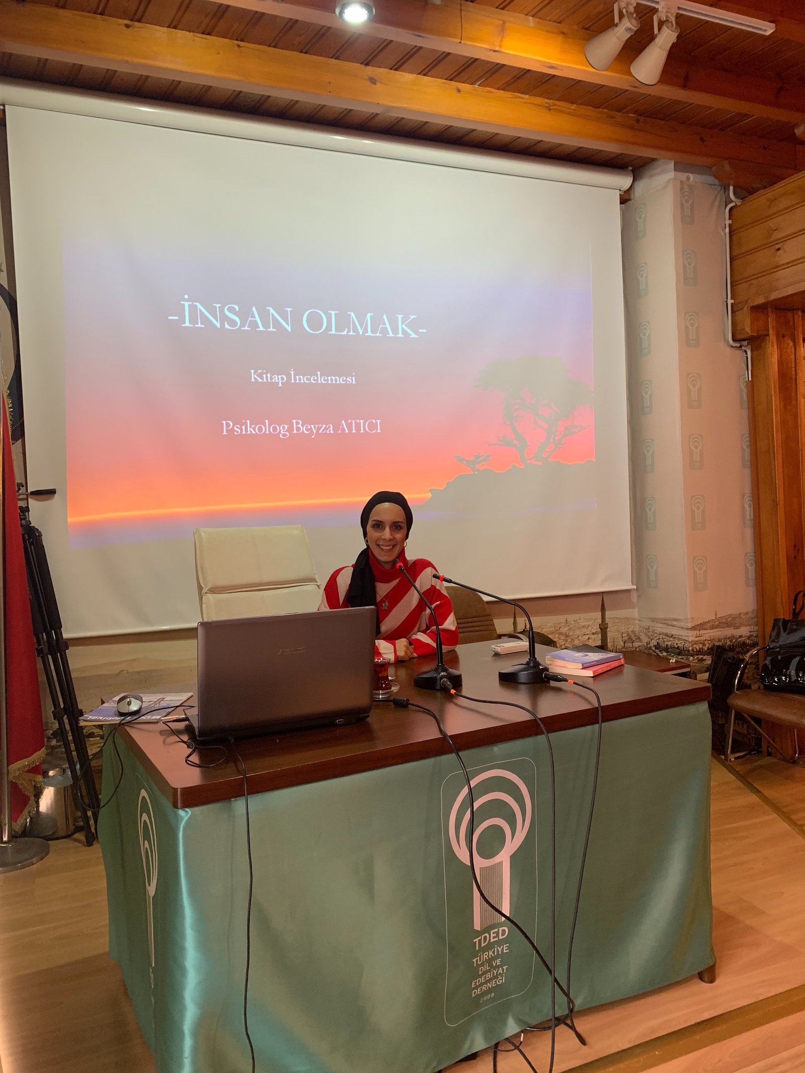 Psikolog Beyza Türkmen İnsan Olmak kitap incelemesi sunumu — TDED konferans salonu