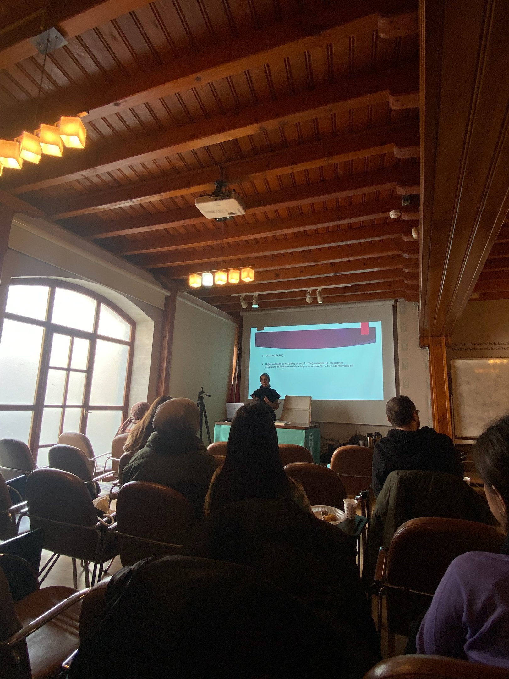 Psikolog Beyza Türkmen geniş salon semineri — izleyici kitlesiyle eğitim